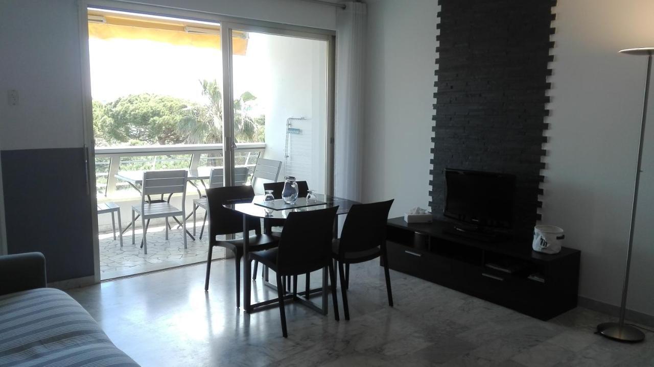 Grand Studio Climatise En Bord De Mer Avec Parking Securise Гольф-Жуан Экстерьер фото